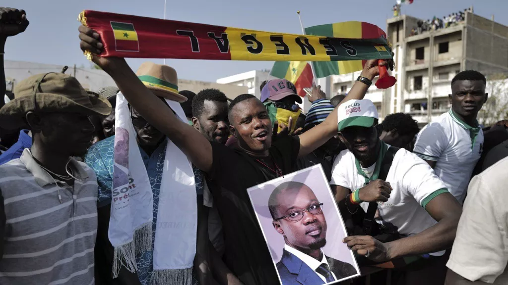 Les partisans du leader de l'opposition sénégalaise Ousmane Sonko descendent dans les rues de Dakar