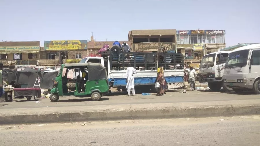 Des Soudanais chargent leurs biens dans un camion à Khartoum, au Soudan, le mardi 23 mai 2023.