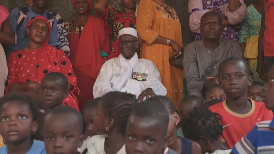 Yoro Diao, 95 ans, ancien soldat dit tirailleur sénégalais en blanc au centre, entouré de sa famille élargie