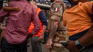 Une photo diffusée par le ministère français de l'Europe et des Affaires étrangères (MEAE) montre un soldat français debout