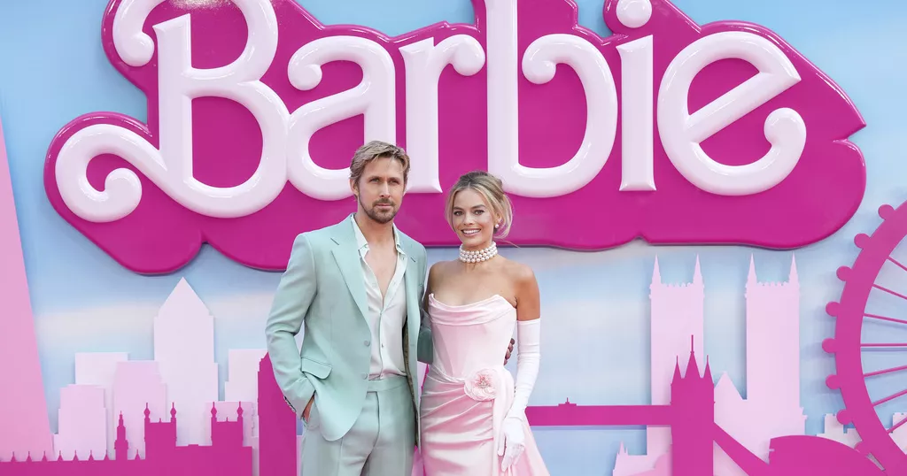Ryan Gosling et Margot Robbie posent pour les photographes à leur arrivée à la première du film Barbie