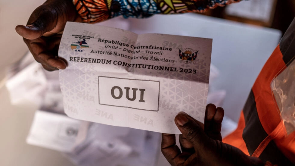 Un employé de l'agence nationale pour les élections montre un bulletin
