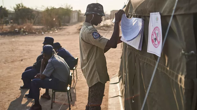 Un homme cherche son nom sur une liste électorale dans un bureau de vote à Bulawayo, le 23 août 2023