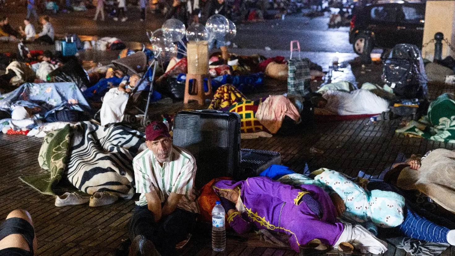 Des habitants de Marrakech passent la nuit dehors après le violent séisme, le 9 septembre 2023
