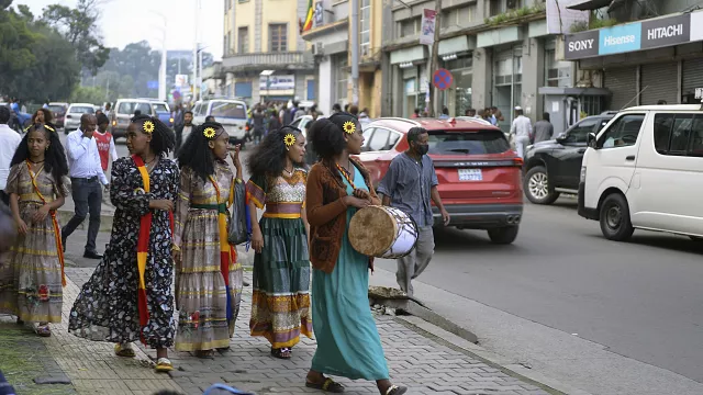 Des femmes éthiopiennes marchent dans une rue, à Addis-Abeba, en Éthiopie