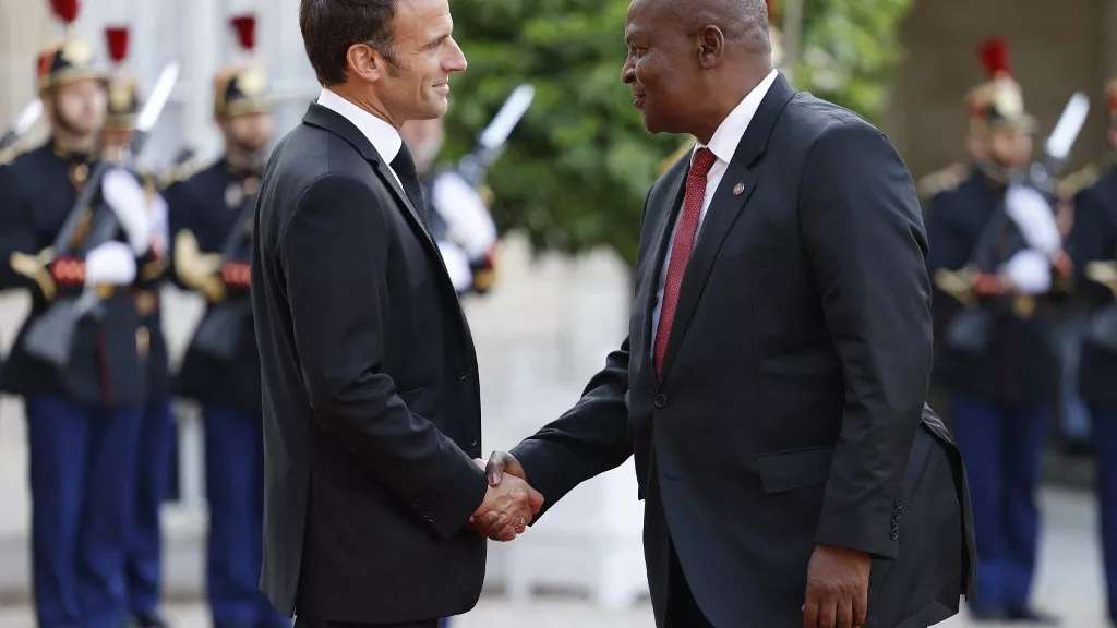 Emmanuel Macron salue le président de la République centrafricaine Faustin-Archange Touadera en marge du sommet du nouveau pacte financier mondial