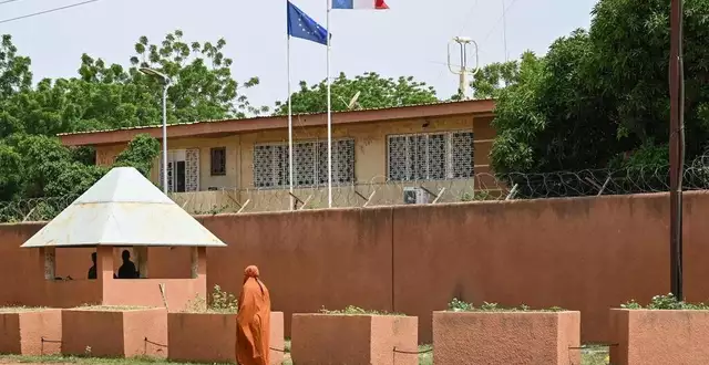 Une femme passe devant l’ambassade de France à Niamey