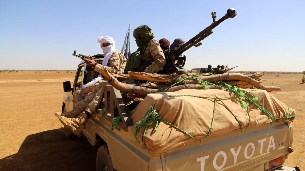 Des combattants du groupe armé Gatia et du Mouvement de salut de l'Azawad, patrouillent autour de la ville de Menaka, le 21 novembre 2020