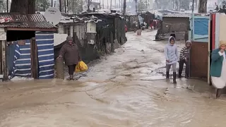 Des centaines de maisons étaient inondées au Cap et les familles faisaient de leur mieux pour récupérer ce qui restait après que l’eau s’est précipitée dans leurs maisons