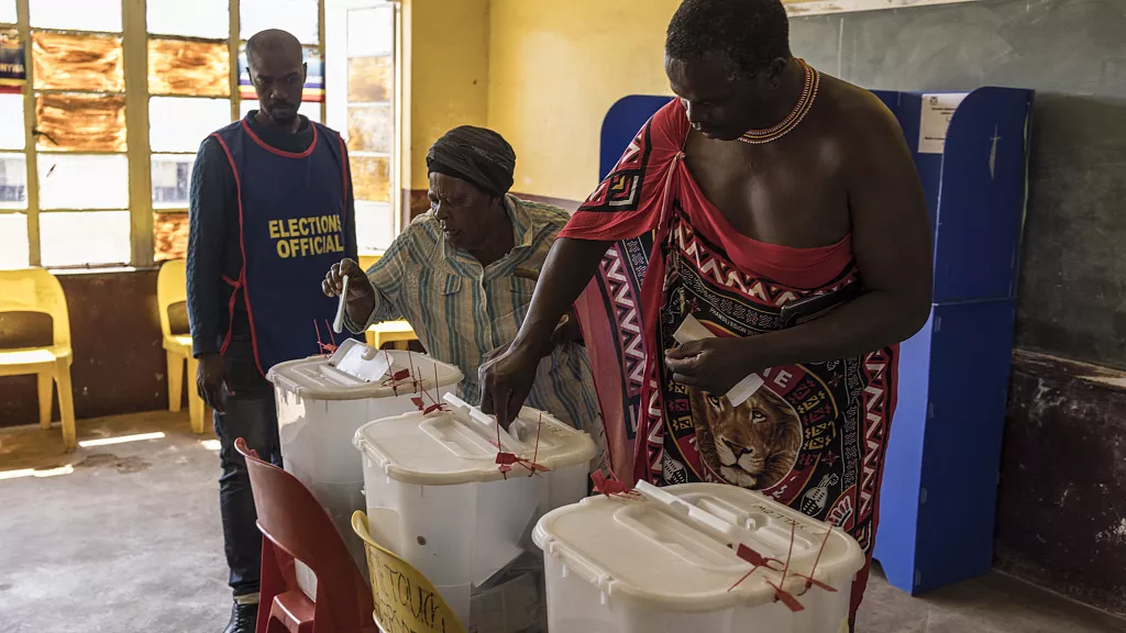 Des électeurs lors des élections législatives d'Eswatini dans un bureau de vote du lycée national de Lobamba, le 29 septembre 2023