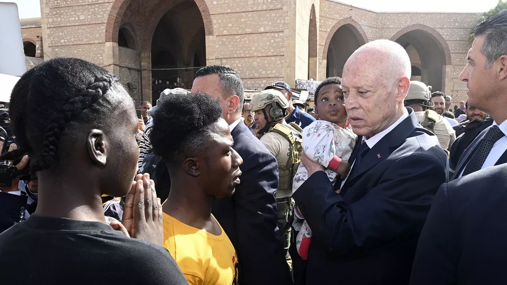 Le président tunisien Kais Saied parlant à un migrant lors d'une visite surprise à Sfax, le 10 juin 2023
