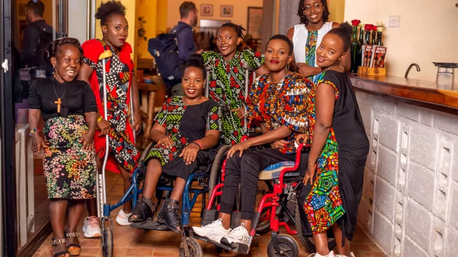 Des mannequins vivant avec handicap lors d'un défilé de mode inclusif à Kampala, en Ouganda