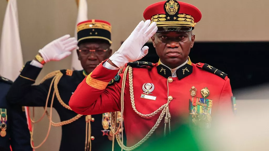 Le nouvel homme fort du Gabon, le général Brice Oligui Nguema, prête serment en tant que président intérimaire du Gabon à Libreville le 4 septembre 2023. - Copyright © africanews -/AFP or licensors