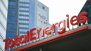 Le nouveau logo de TotalEnergies à La Défense, dans la banlieue de Paris -  Copyright © africanews-CHRISTOPHE ARCHAMBAULT-AFP or licensors