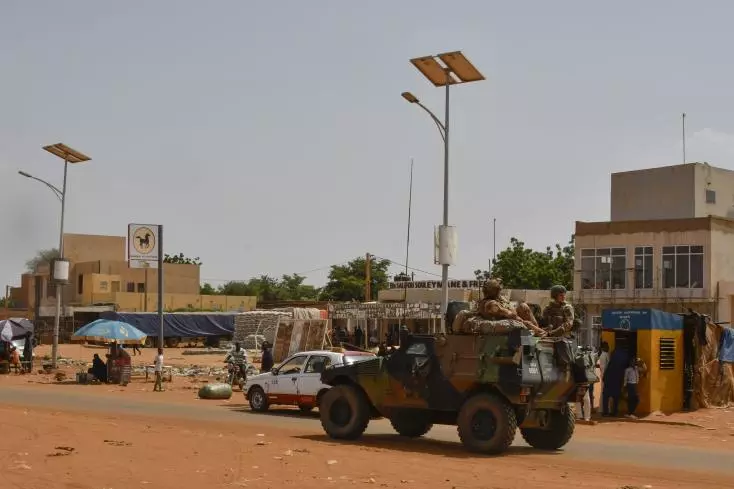 Un convoi militaire de l'armée française traverse le quartier du Lazaret à Niamey, le 10 octobre 2023 AFP