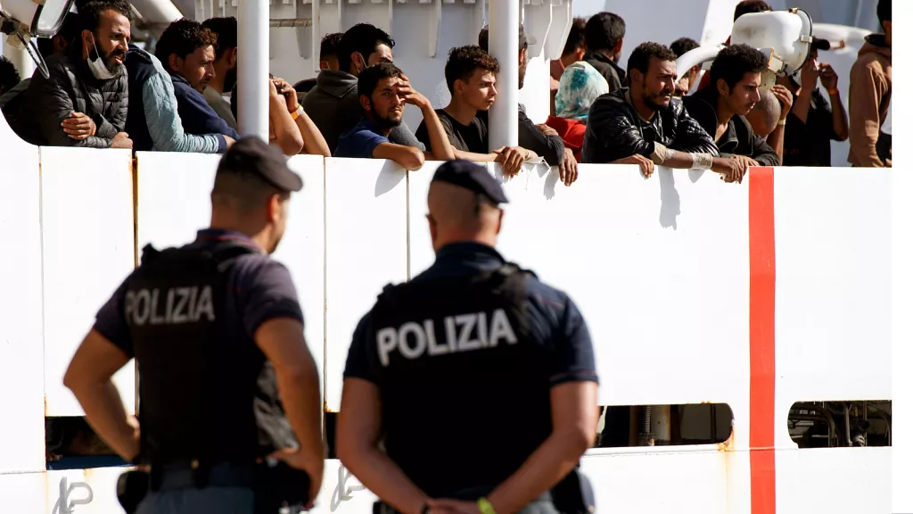 Membres de la police italienne face à un navire transportant des migrants.   -   Copyright © africanews AFP