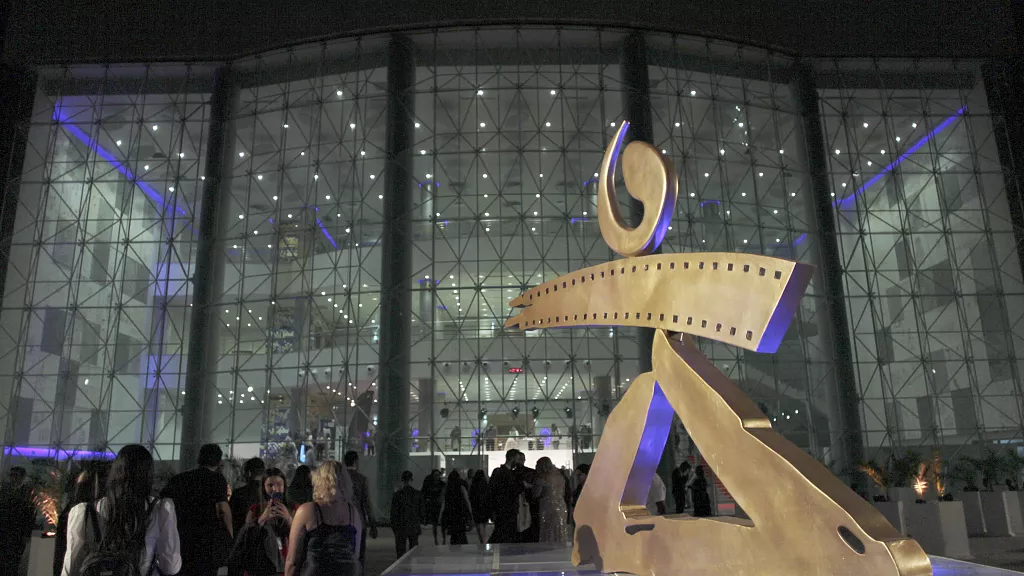 Le logo en forme de sculpture du Festival du Film de Carthage, lors de la cérémonie d'ouverture de la 33ème édition à la Cité de la Culture de la capitale Tunis, octobre 2022.