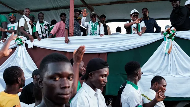 Joseph Boakai (C), leader du principal parti d'opposition, le Parti de l'Unité (UP), salue ses partisans. Monrovia, le 10 octobre 2023