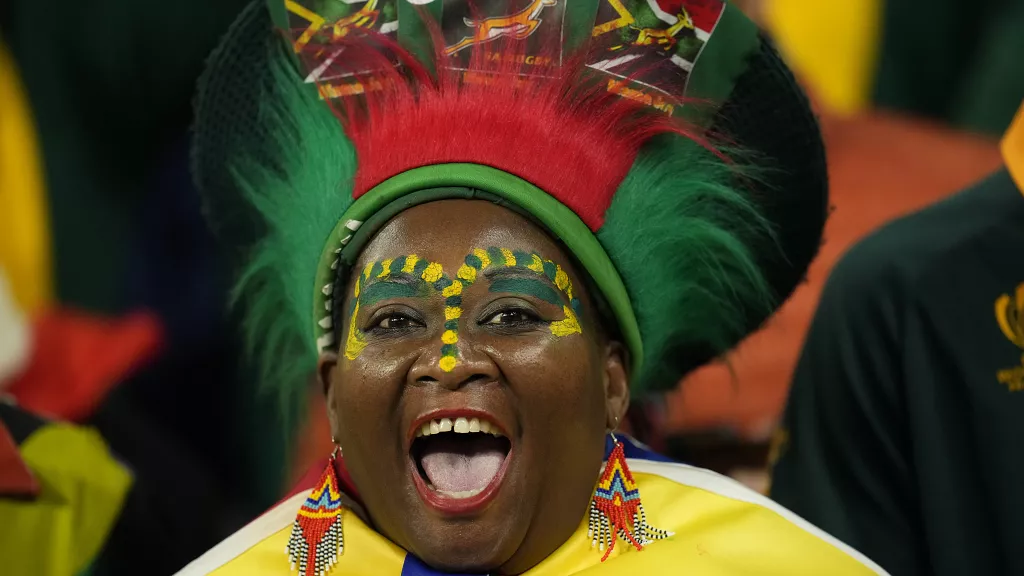 Une supportrice sud-africain durant le quart de finale de la Coupe du monde de rugby entre la France et l'Afrique du Sud au Stade de France à Saint-Denis, le 15 octobre 2023