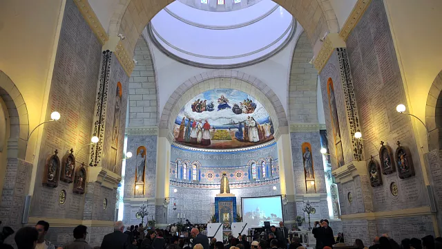 Les gens assistent à la cérémonie d’ouverture de l’église Notre-Dame d’Afrique nouvellement restaurée le 13 décembre 2010 à Alger - Copyright © africanews - FAYEZ NURELDINE/AFP