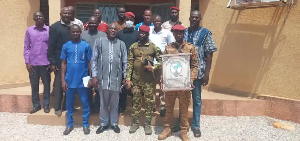 L’association Kolomdogom de Dargo offre un tableau au commandant de l’unité Guépard (Photo AIB)