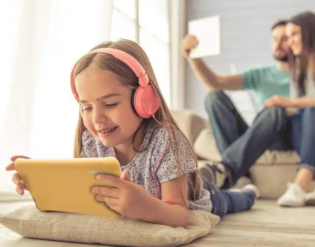 enfant sur une tablette