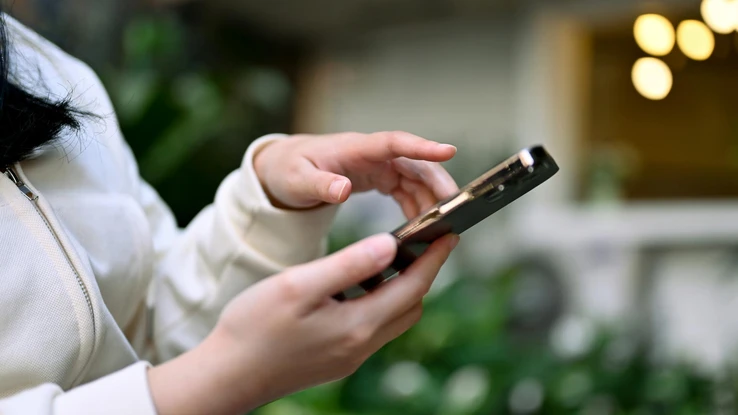Surfer sur son téléphone