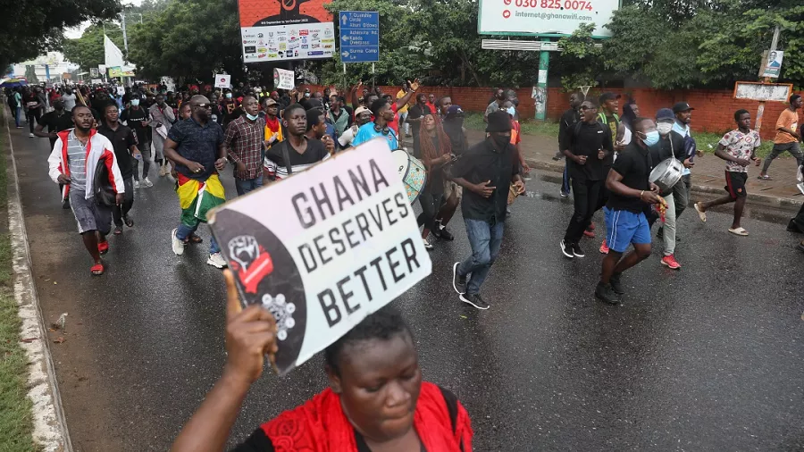 Un manifestant ghanéen brandit un panneau avec 'Le Ghana mérite mieux' lors d’une manifestation à Accra, le 23 septembre 2023