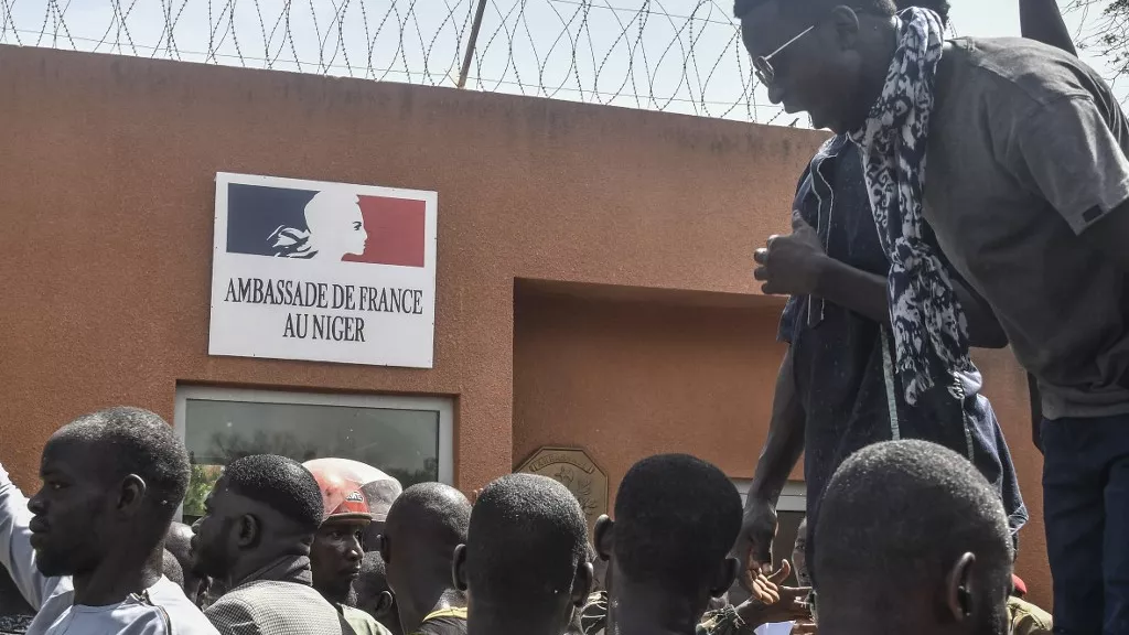 Des manifestants devant l'ambassade de France à Niamey lors d'un rassemblement de soutien à la junte nigérienne à Niamey, 30 juillet 2023