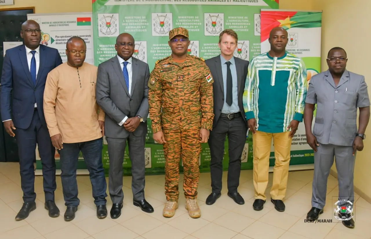 Le ministre d’État, ministre de l’Agriculture, des Ressources animales et halieutiques, le Commandant Ismaël SOMBIÉ et une délégation du Programme Alimentaire Mondial (PAM), dirigée par son Représentant et Directeur pays au Burkina Faso, monsieur Sory OUANE