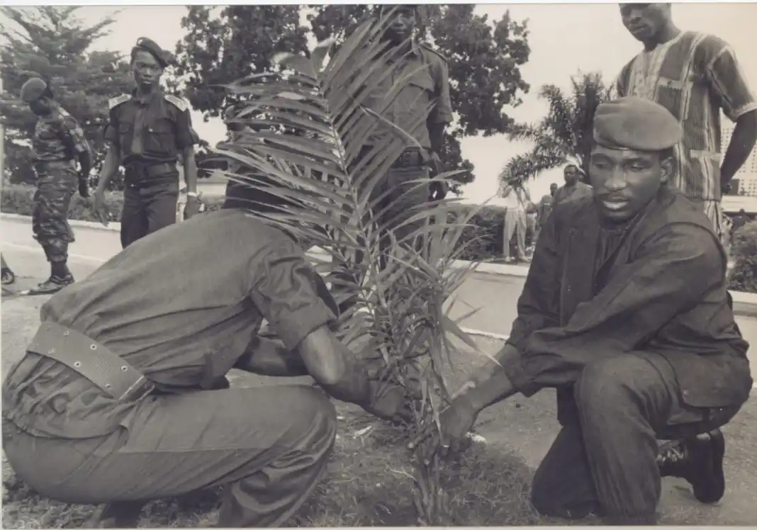 Thomas Sankara plante un arbre.
