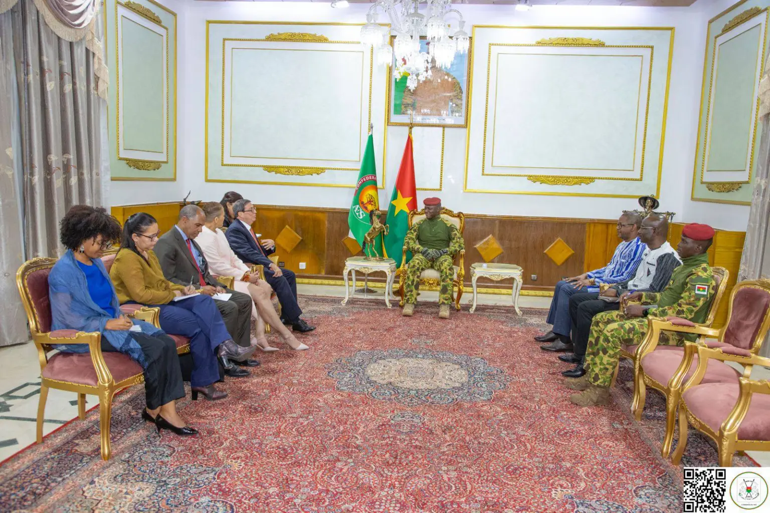 Le Chef de l’État burkinabè, le Capitaine Ibrahim Traoré, reçoit le ministre cubain des Affaires étrangères, Bruno Rodriguez Parrilla